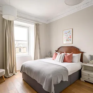 2br New Town Castle View Edinburgh