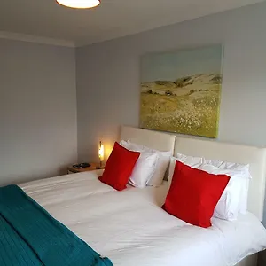  Holiday home Penllech House - Huku Kwetu Notts - 3 Bedroom Spacious Lovely And Cosy With A Free Parking- Affordable And Suitable To Group Business Travellers